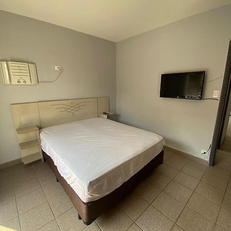Apartamento com Estacionamento, Wi-Fi, Ar condicionado a 300 metros da Praia da Enseada no Guarujá. Exterior foto