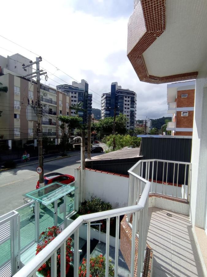 Apartamento com Estacionamento, Wi-Fi, Ar condicionado a 300 metros da Praia da Enseada no Guarujá. Exterior foto