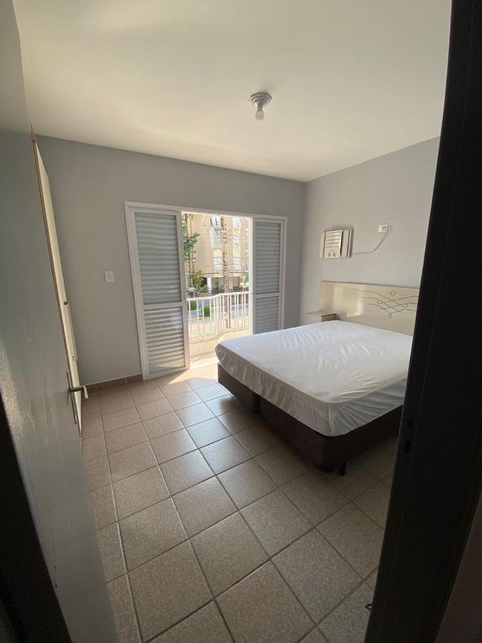 Apartamento com Estacionamento, Wi-Fi, Ar condicionado a 300 metros da Praia da Enseada no Guarujá. Exterior foto