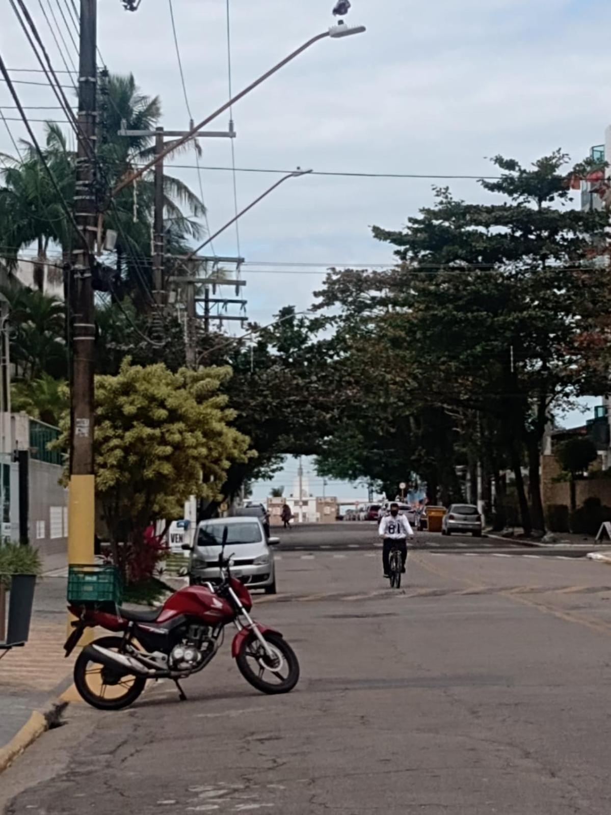 Apartamento com Estacionamento, Wi-Fi, Ar condicionado a 300 metros da Praia da Enseada no Guarujá. Exterior foto