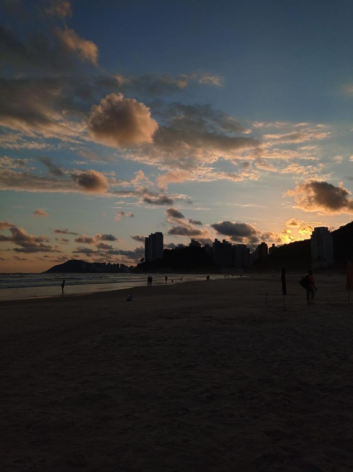 Apartamento com Estacionamento, Wi-Fi, Ar condicionado a 300 metros da Praia da Enseada no Guarujá. Exterior foto