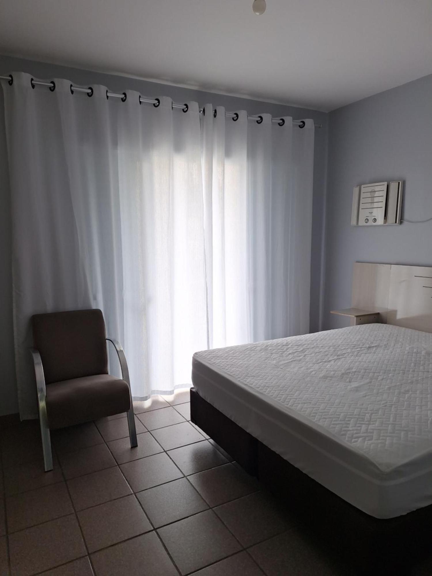 Apartamento com Estacionamento, Wi-Fi, Ar condicionado a 300 metros da Praia da Enseada no Guarujá. Quarto foto